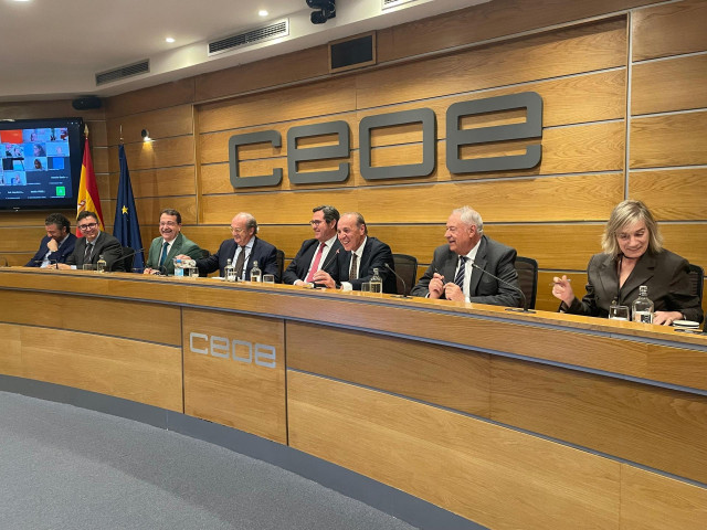 El presidente de la CEOE, Antonio Garmanedi, y el presidente del Confemetal, José Miguel Guerrero, durante la Asamblea Anual de Confemetal este martes.