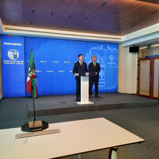 Pradales (i) y Zupiria (d) han comparecido ante los medios de comunicación tras la reunión del LABI