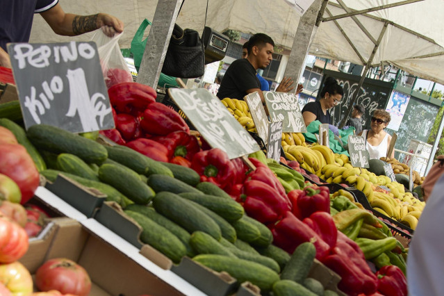 Archivo - Un puesto de frutas y verduras en el mercadillo de Plaza Elíptica, a 29 de agosto de 2024, en Madrid (España).