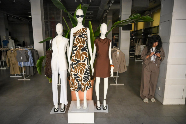 Interior de una tienda de ropa durante el apagón en Santander