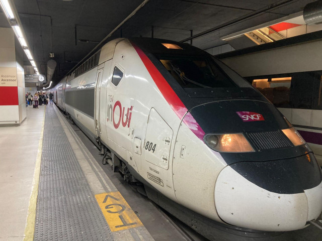 Archivo - Tren TGV Inoui que hace la ruta de alta velocidad Barcelona-París, parado en la estación de Sants de Barcelona.