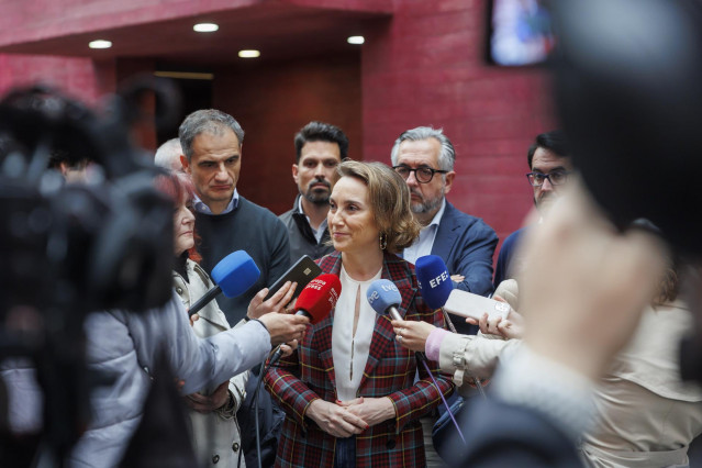 La secretaria general del PP, Cuca Gamarra, atiende a los medios de comunicación.