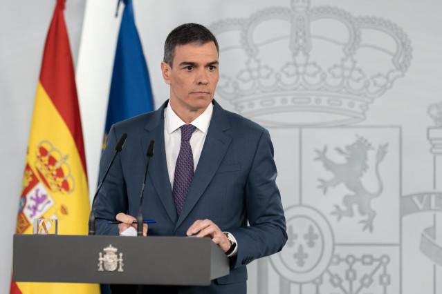 El presidente del Gobierno, Pedro Sánchez, comparece ante los medios, en el Palacio de la Moncloa, a 29 de abril de 2025, en Madrid (España). Tanto en la reunión del Consejo de Seguridad Nacional como en el Consejo de Ministros se ha abordado con exclusiv