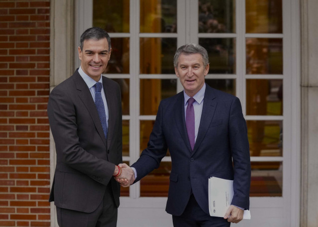 Archivo - El presidente del Gobierno, Pedro Sánchez y el líder del PP Alberto Núñez Feijóo durante una reunión de ambos en La Moncloa en marzo de 2025.