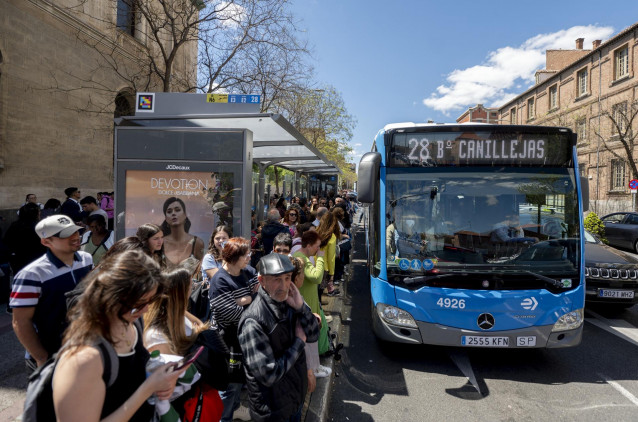 Colas para esperar un autobús tras el apagón eléctrico, a 28 de abril de 2025, en Madrid (España).