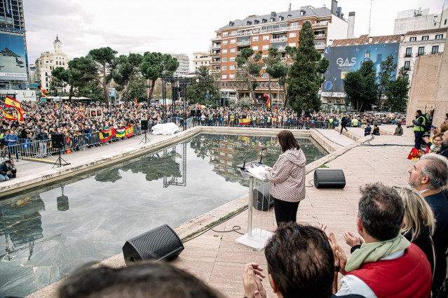 Archivo - La presidenta del la AVT, Maite Araluce, interviene en una manifestación en Madrid contra el acercamiento de presos de ETA