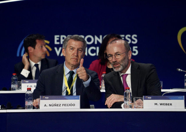 El presidente del Partido Popular Europeo, Manfred Weber (d), y el presidente del Partido Popular, Alberto Núñez Feijóo (i), durante el Congreso del Partido Popular Europeo (PPE)