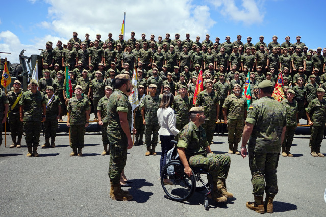 Archivo - La ministra de Defensa, Margarita Robles, conversa con militares durante su visita a la Brigada 'Canarias' XVI, ubicada en la base militar 'General Alemán Ramírez', a 22 de junio de 2023, en Las Palmas de Gran Canaria, Gran Canaria, Canarias (Es