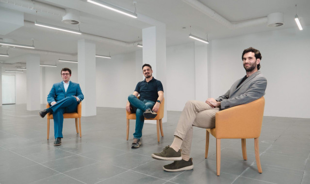 Javier Rillo, CFO, y Alfredo R. Cebrián, CEO, de Cuatroochenta en la entrevista con el experto en economía y podcaster Joan Tubau