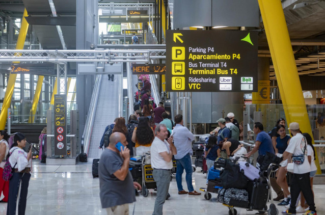 Archivo - Varias personas en la terminal T4 del aeropuerto Adolfo Suárez Madrid-Barajas, en Madrid (España).