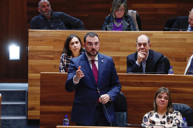 Archivo - El presidente Adrián Barbón en el Pleno de la Junta en una imagen de archivo.