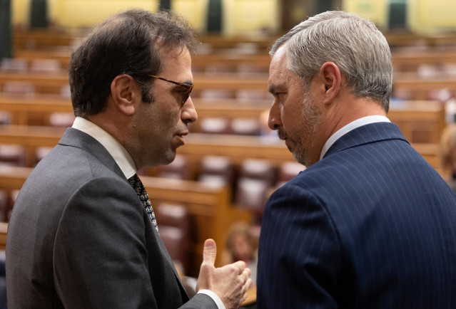 El ministro de Economía, Comercio y Empresa, Carlos Cuerpo (i), y el diputado del PP, Juan Bravo (d), durante una sesión de control al Gobierno, en el Congreso de los Diputados, a 9 de abril de 2025, en Madrid (España).