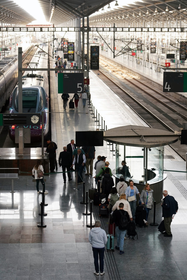 Numerosas personas esperan en la estación de trenes de María Zambrano el día después del apagón generalizado. A 29 de abril de 2025, en Málaga (Andalucía, España).