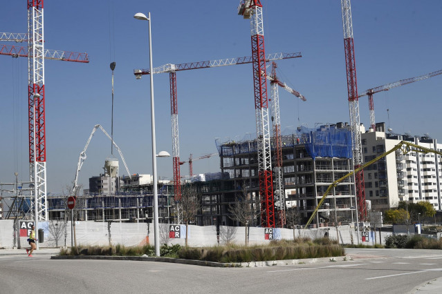 Archivo - Viviendas en construcción.