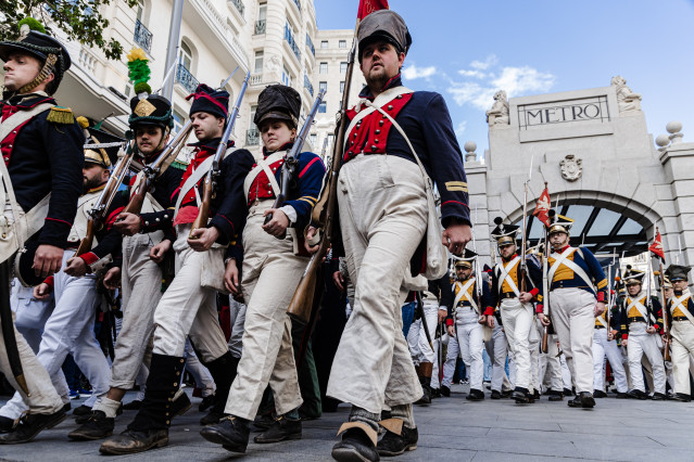 Archivo - Varias personas disfrazadas durante la recreación histórica del 2 de mayo,