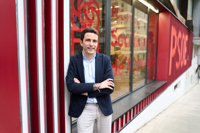 Archivo - El secretario general del PSOE de Cantabria, Pedro Casares, en la sede del PSOE de Cantabria