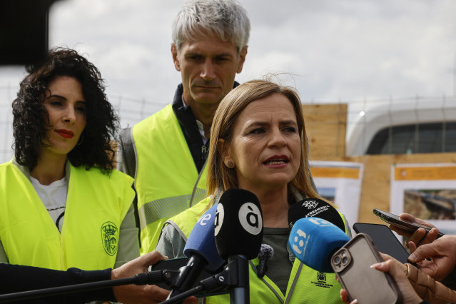 Bernabé atiende a los medios tras visitar las obras del puente de la A-7