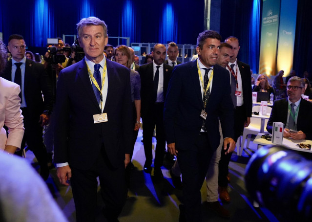 El 'president' de la Generalitat y líder del PPCV, Carlos Mazón, y el presidente del PP, Alberto Núñez Feijóo, en la segunda jornada del congreso del PPE