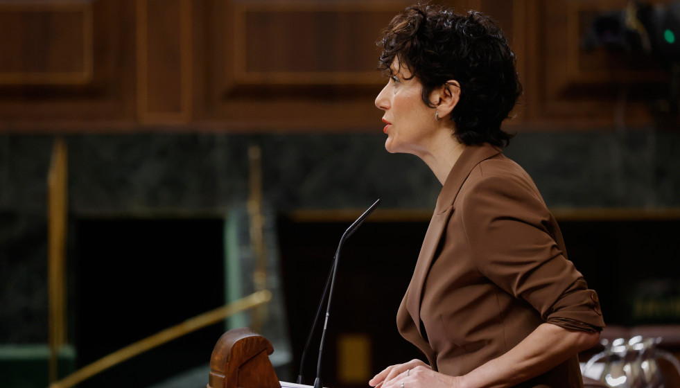 Archivo - La ministra de Inclusión, Seguridad Social y Migraciones, Elma Saiz, interviene durante una sesión plenaria en el Congreso de los Diputados.
