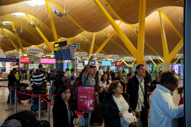 Varias personas que pasaron la noche en la terminal T4 del aeropuerto Adolfo Suárez-Madrid Barajas tras cancelar su vuelo por el apagón eléctrico