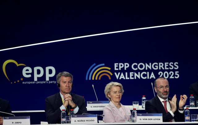 La presidenta de la Comisión Europea, Ursula Von Der Leyen, el presidente del Partido Popular Europeo, Manfred Weber (D), y el presidente del Partido Popular, Alberto Núñez Feijóo (I), en la clausura del congreso del Partido Popular Europeo (PPE), a 30 de
