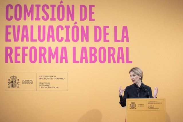 La vicepresidenta segunda del Gobierno y ministra de Trabajo y Economía Social, Yolanda Díaz, presenta la Comisión de Evaluación de la Reforma Laboral, en la sede del Ministerio, a 30 de abril de 2025, en Madrid (España). La comisión tiene previsto evalua