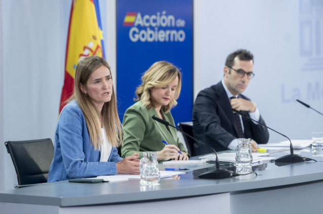 (I-D) La vicepresidenta tercera y ministra para la Transición Ecológica y el Reto Demográfico, Sara Aagesen, la portavoz del Gobierno y ministra de Educación, Formación Profesional y Deportes, Pilar Alegría, y el ministro de Economía, Comercio y Empresa,