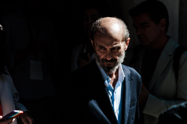Archivo - El expresidente del Ejecutivo aragonés, Javier Lambán, a su salida de la reunión del Comité Federal del PSOE, en la sede federal del PSOE, a 7 de septiembre de 2024, en Madrid (España).