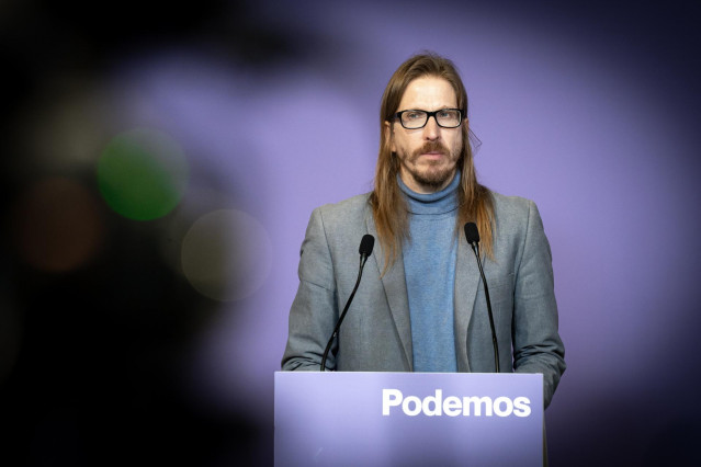 Archivo - El secretario de Organización y portavoz de Podemos, Pablo Fernández, durante una rueda de prensa, en la sede del partido, a 12 de febrero de 2024, en Madrid (España).