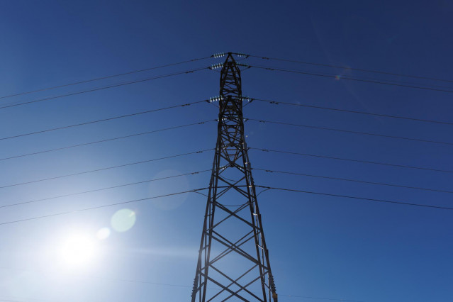 Archivo - Vista de una torre de alta tensión, a 23 de enero de 2023, en San Sebastián de los Reyes, Madrid (España)