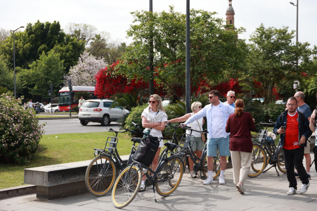 Varios turistas recorren el centro de Sevilla. A 29 de abril de 2025 en Sevilla, Andalucía (España).