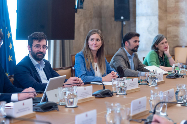 La vicepresidenta y ministra para la Transición Ecológica y el Reto Demográfico, Sara Aagesen (2i), durante la primera reunión del Comité para el análisis de las circunstancias que concurrieron en la crisis de electricidad del 28 de abril de 2025, en la s