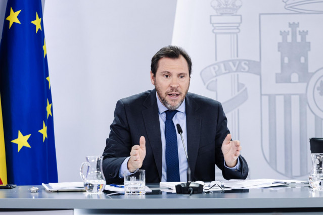 Archivo - El ministro de Transportes y Movilidad Sostenible, Óscar Puente, durante una rueda de prensa posterior a la reunión del Consejo de Ministros, en el Palacio de la Moncloa, a 13 de febrero de 2024, en Madrid (España).