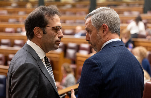 El ministro de Economía, Comercio y Empresa, Carlos Cuerpo (i), y el diputado del PP, Juan Bravo.