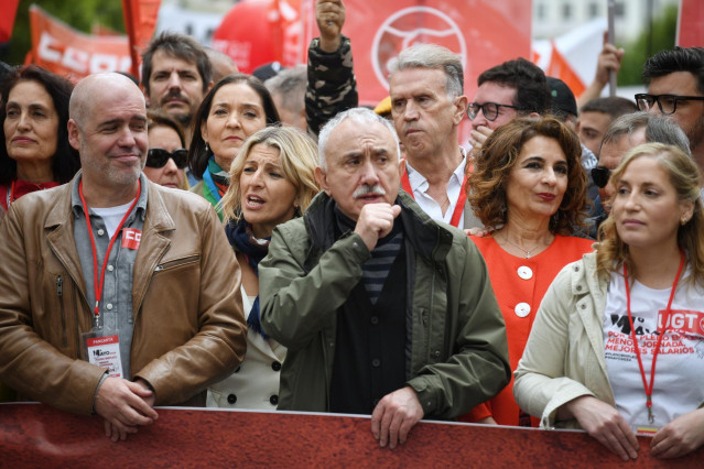 Archivo - En la primera fila, el secretario general de CCOO, Unai Sordo (i) y el secretario general de UGT, Pepe Álvarez (c); en la segunda fila, la vicepresidenta segunda y ministra de Trabajo, Yolanda Díaz (c) y la vicepresidenta primera y ministra de H