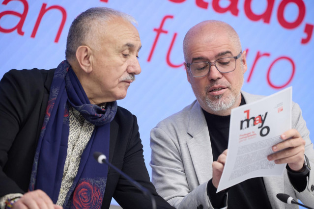 (I-D) Los secretarios generales de UGT y CCOO, Pepe Álvarez y Unai Sordo, ofrecen una rueda de prensa con motivo de la celebración del Primero de Mayo, Día Internacional del Trabajo, en la sede de CCOO, a 21 de abril de 2025, en Madrid (España).