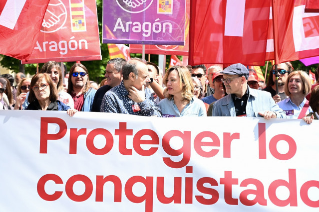 La secretaria general del PSOE Aragón, PIlar Alegría,conversa con José Juan Arceiz (UGT Aragón ) y Manuel Pina (CCOO Aragón) durante la manifestación de este jueves por el Dia Internacional del Trabajador celebrada en Zaragoza.