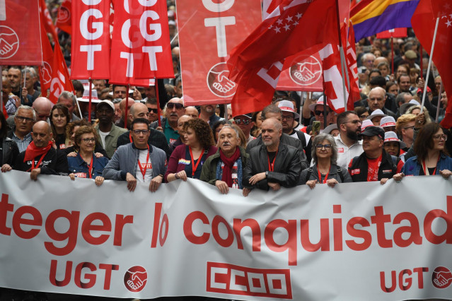 Varias personas durante la manifestación por el Día del Trabajador, a 1 de mayo de 2025, en Madrid (España).