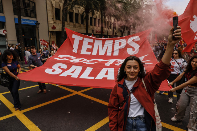 Una mujer durante la manifestación por el Día del Trabajador, a 1 de mayo de 2025, en Valencia, Comunidad Valenciana, (España).
