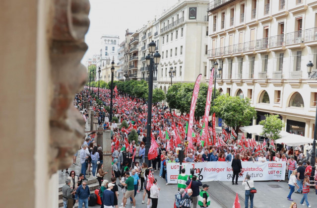 Miles de manifestantes por las calles del centro de Sevilla por el Día del Trabajador.