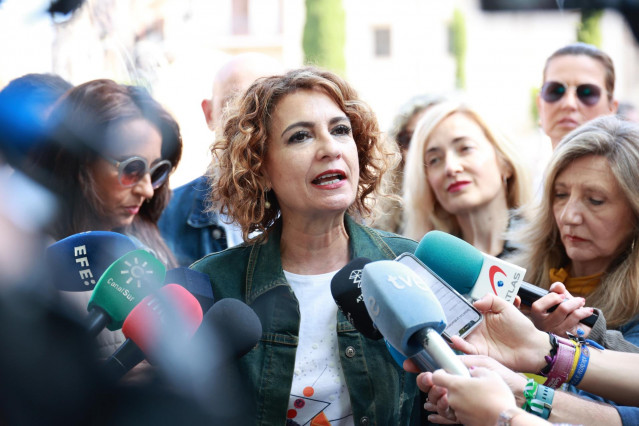 La secretaria general del PSOE-A, María Jesús Montero, atiende a los medios.