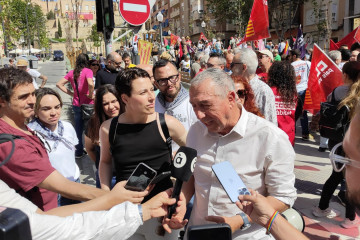 Joan Baldoví y Aitana Mas atienden a los  medios