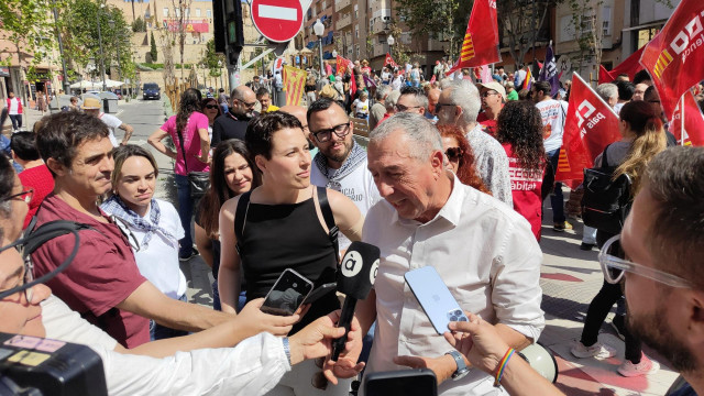 Joan Baldoví y Aitana Mas atienden a los  medios