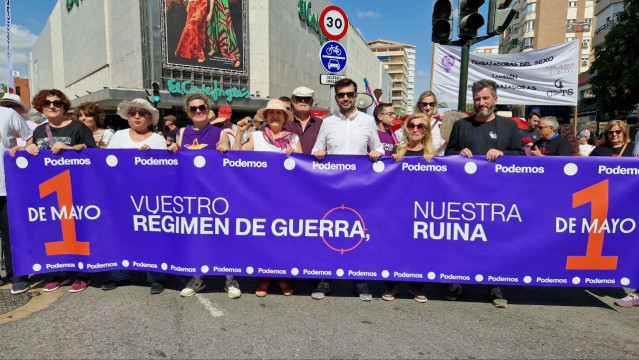 Miembros de Podemos, entre ellos el diputado en el Congreso Javier Sánchez Serna, se manifiestan en Murcia con motivo del 1 de mayo