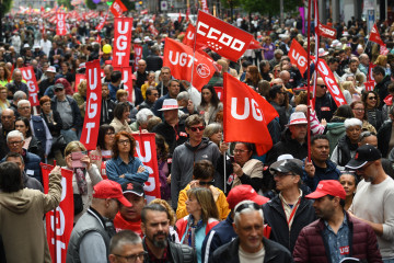 Varias personas durante la manifestación por el Día del Trabajador, a 1 de mayo de 2025, en Madrid (España).