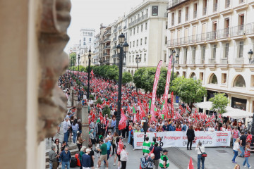 Miles de manifestantes por las calles del centro de Sevilla por el Día del Trabajador.