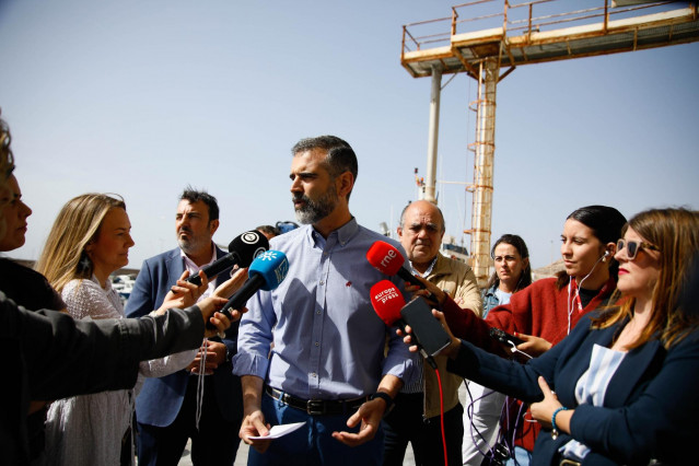 El consejero andaluz de Agricultura, Pesca, Agua y Desarrollo Rural, Ramón Fernández-Pacheco, atiende a los medios en el Puerto de Almería.