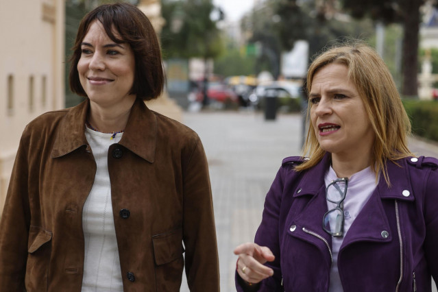 La ministra de Ciencia y líder del PSPV, Diana Morant, y la delegada del Gobierno, Pilar Bernabé, visitan la 60 Fira del Llibre en los Jardines de Viveros