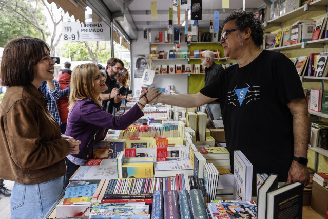 La ministra de Ciencia, Innovación y Universidades, Diana Morant, visita la 60 Fira del Llibre de València, acompañada por la delegada del Gobierno, Pilar Bernabé
