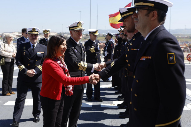 Robles visita la fragata de la OTAN 'Álvaro de Bazán' en Roma.